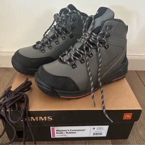 NIB Simms women’s freestone boot